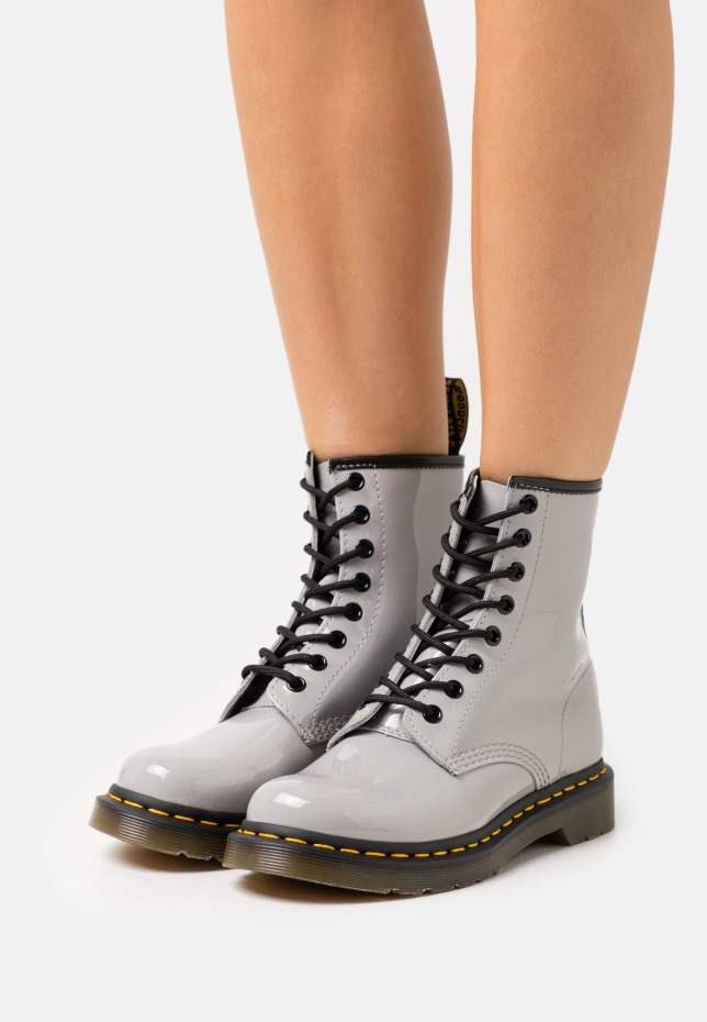 γκρι φωτιστικό Dr Martens Greece 1460 μποτάκια με κορδόνια