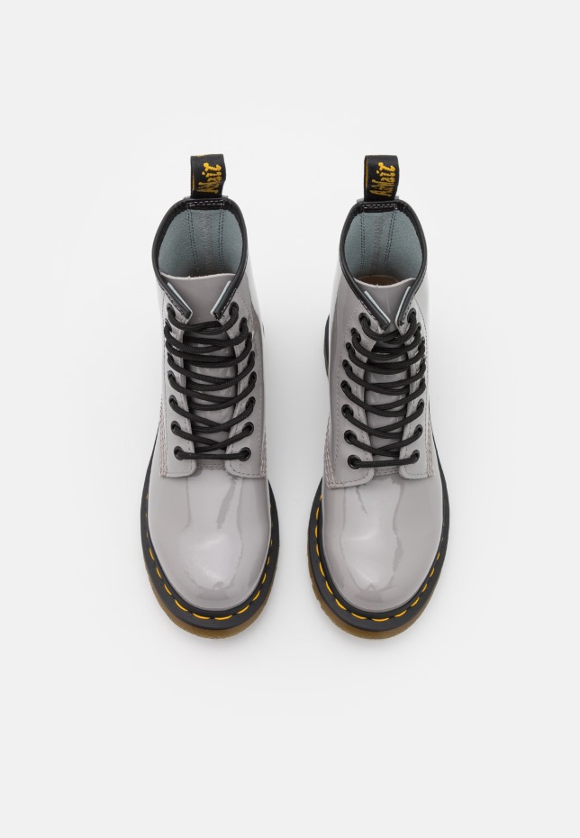 γκρι φωτιστικό Dr Martens Greece 1460 μποτάκια με κορδόνια