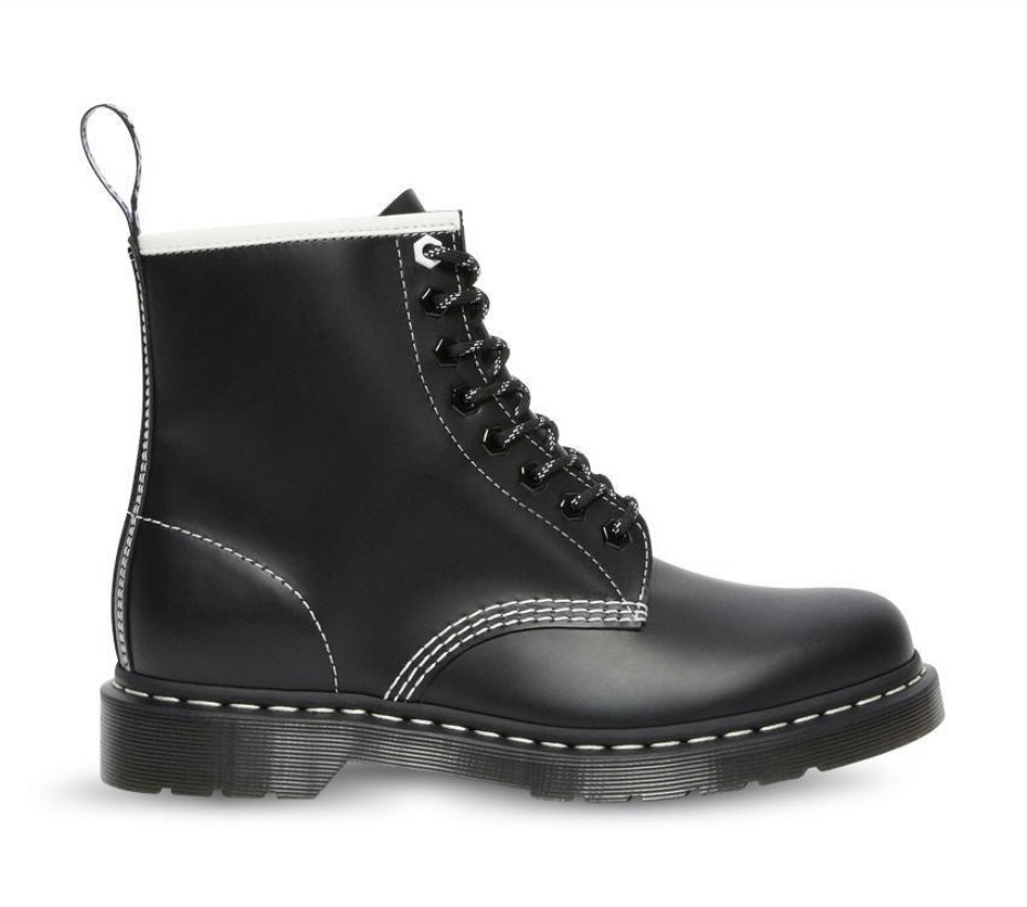 Οι μπότες Dr.martens 1460 διαταράσσουν την ομαλή μαύρη λεία