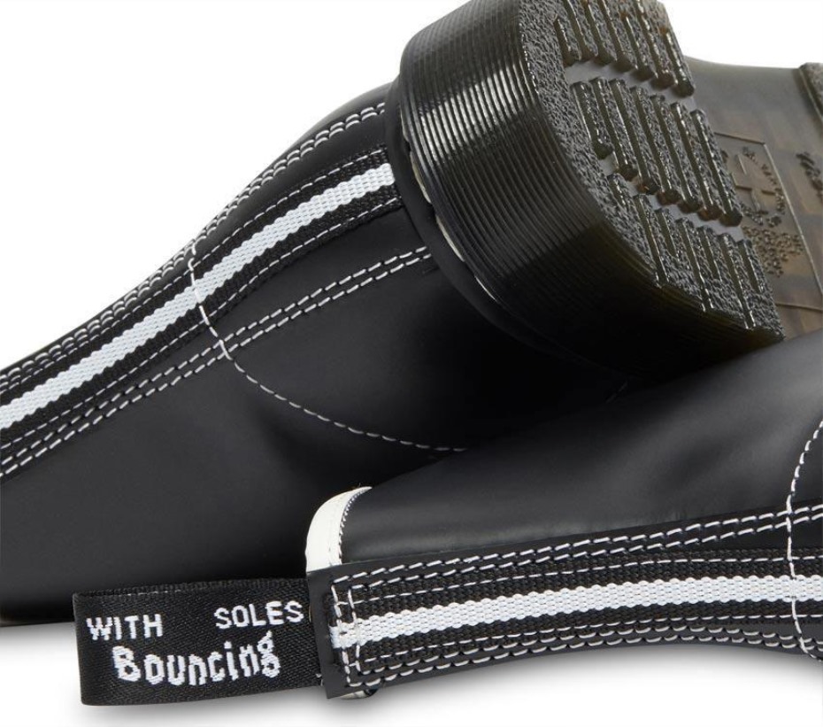 Οι μπότες Dr.martens 1460 διαταράσσουν την ομαλή μαύρη λεία