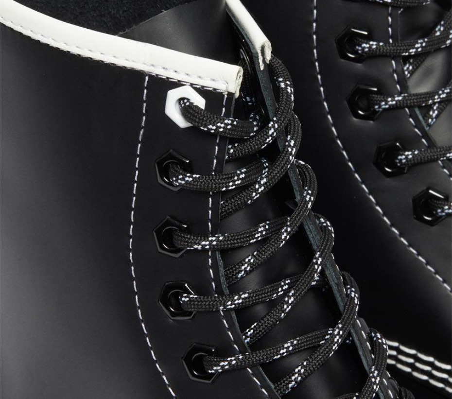 Οι μπότες Dr.martens 1460 διαταράσσουν την ομαλή μαύρη λεία