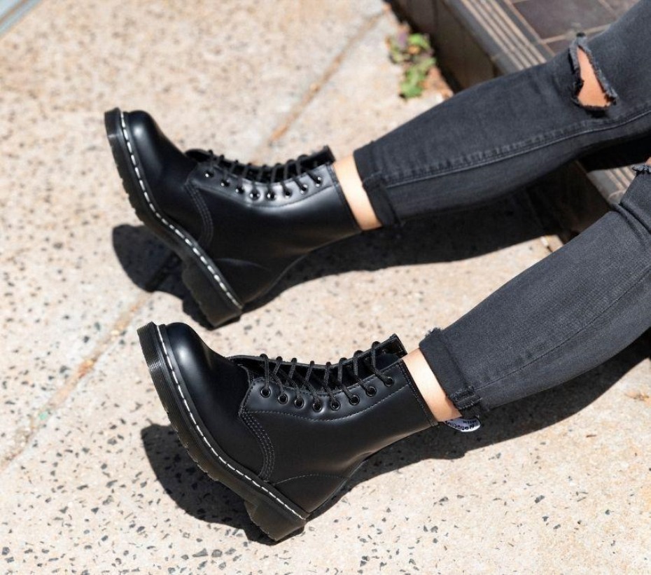 1460 λεία λευκή βελονιά μαύρες μπότες Dr.martens