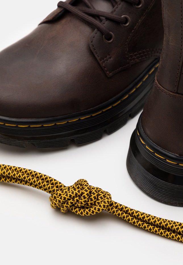 καφέ χτένες με κορδόνια μποτάκια Dr Martens Greece