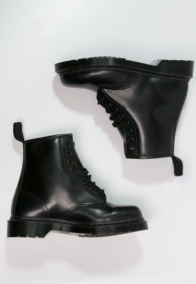 μονό μαύρο 1460 μποτάκια με κορδόνια Dr Martens Greece