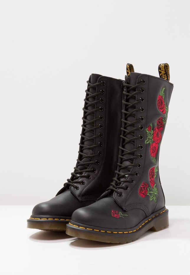 Vonda 14 Eye Boot Lace Up μπότες μαύρες/ροζ μπότες Dr.martens