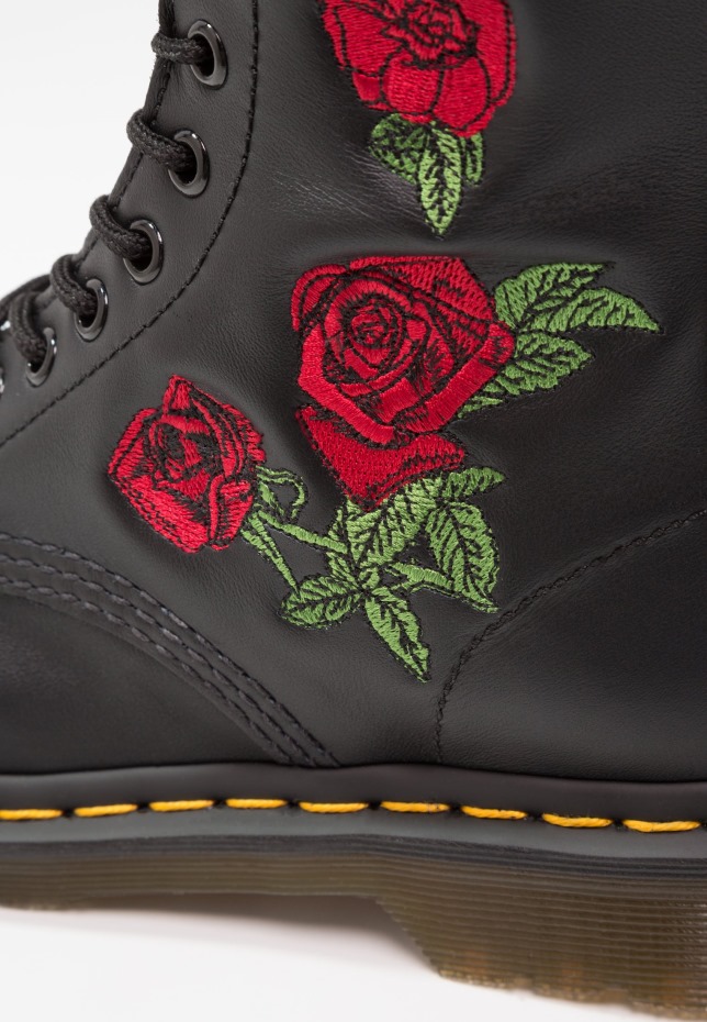 Vonda 14 Eye Boot Lace Up μπότες μαύρες/ροζ μπότες Dr.martens