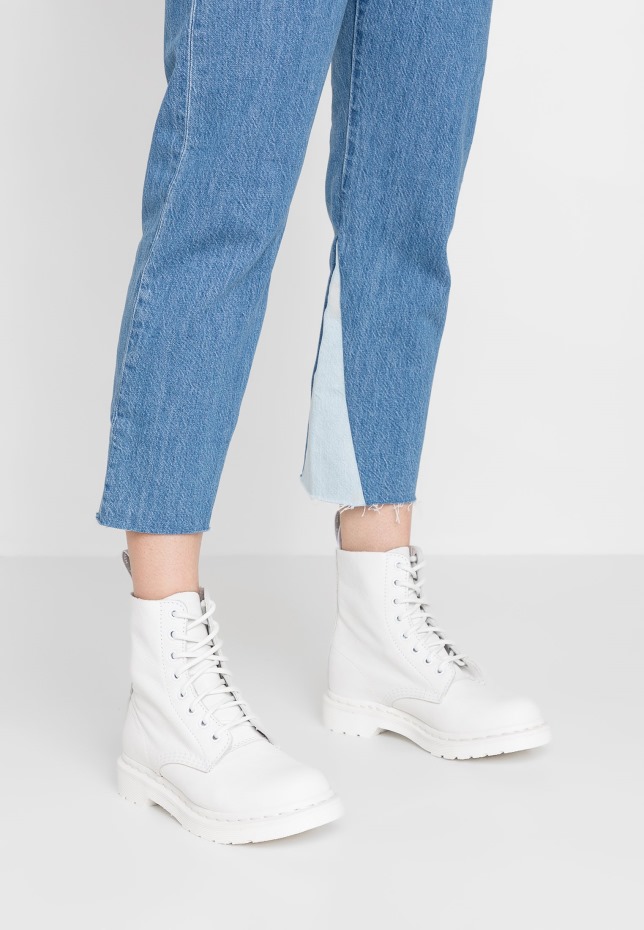 Dr Martens Greece White Virginia 1460 Pascal Mono 8 μποτάκια με κορδόνια μέχρι τον αστράγαλο